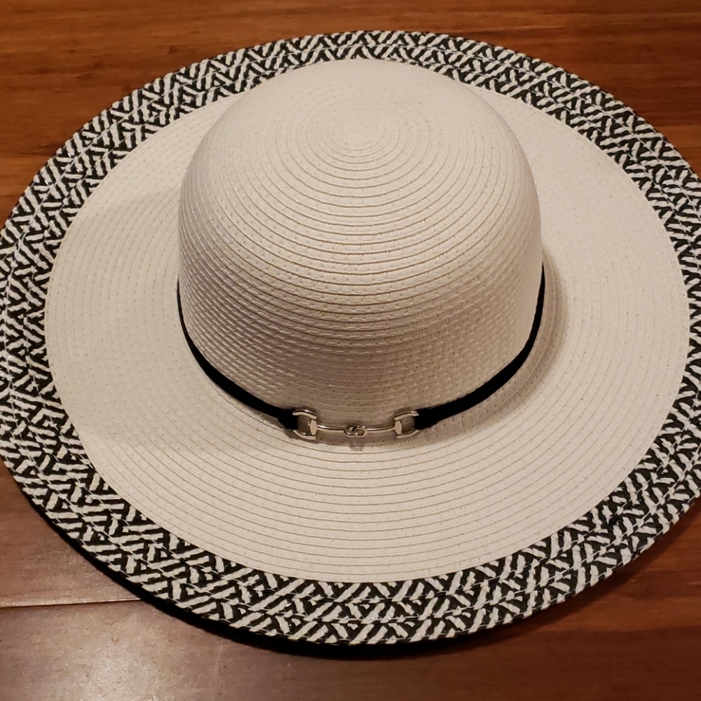 Black and white sun hat